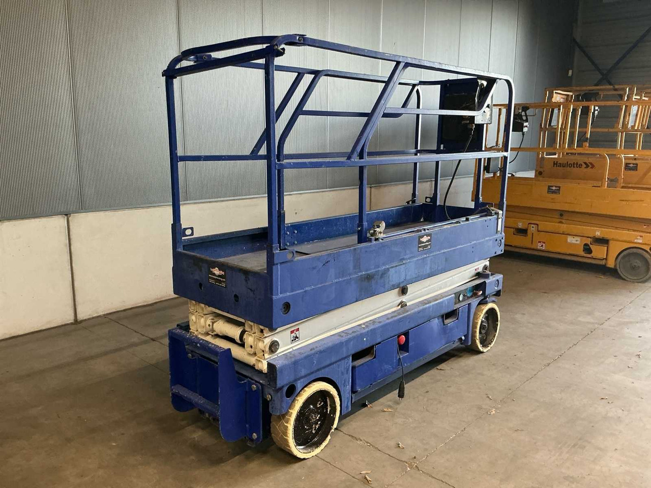 2011 HAULOTTE COMPACT 8 AERIAL PLATFORM - Plataforma elevadora: foto 4 2011 HAULOTTE COMPACT 8 AERIAL PLATFORM - Plataforma elevadora: foto 4