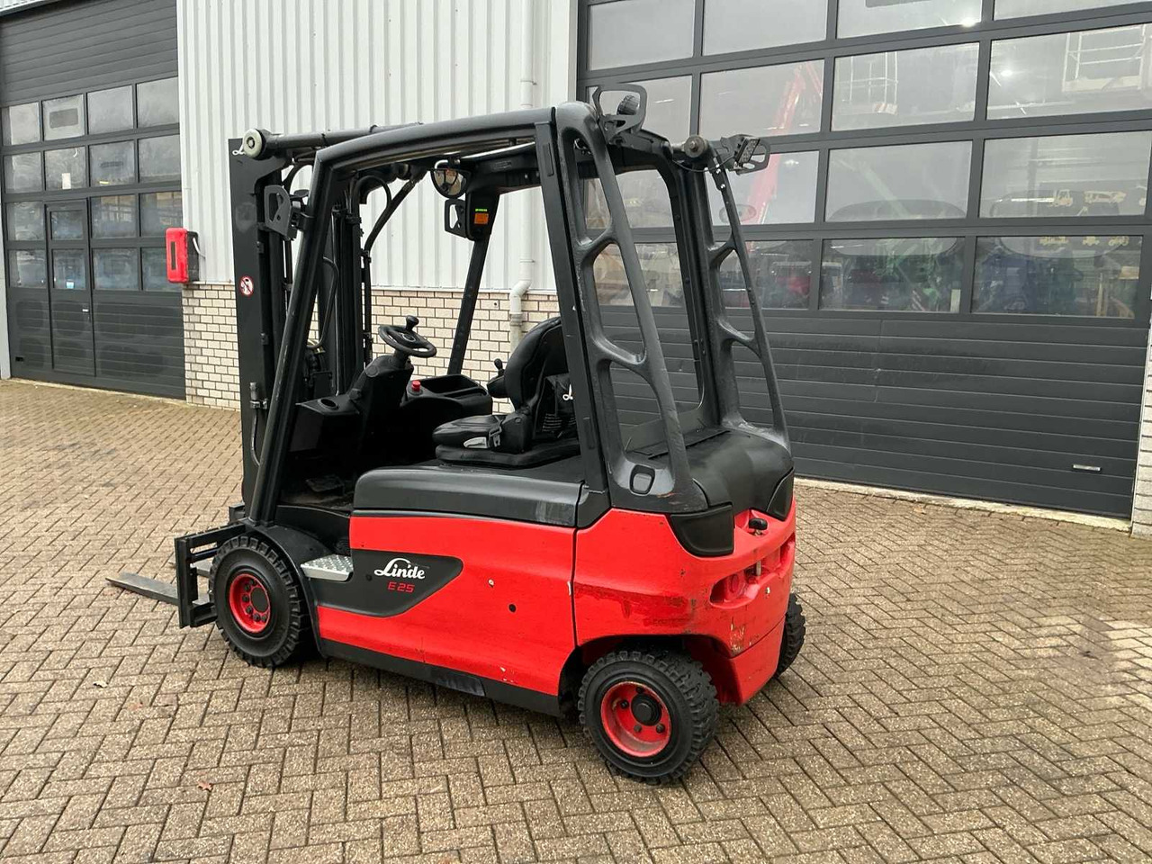 2017 LINDE E25L-01 FORKLIFT TRUCK - Carretilla elevadora: foto 3 2017 LINDE E25L-01 FORKLIFT TRUCK - Carretilla elevadora: foto 3