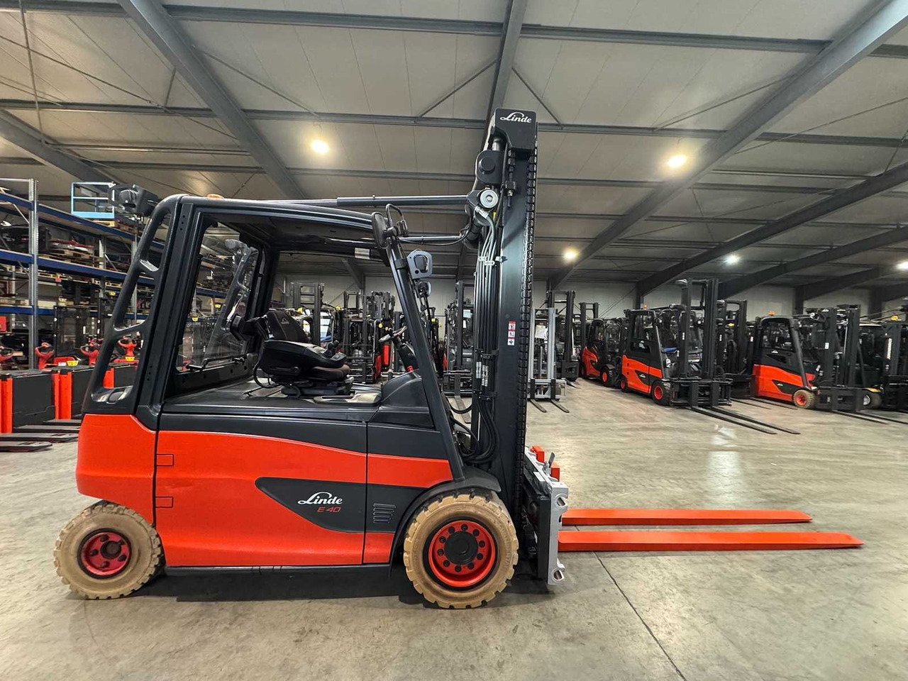 2018 LINDE E40 4.000KG 3.+4. VALVE FORK ADJUSTER ELECTRIC FORKLIFT BATTERY 51/2019 - Carretilla elevadora: foto 4 2018 LINDE E40 4.000KG 3.+4. VALVE FORK ADJUSTER ELECTRIC FORKLIFT BATTERY 51/2019 - Carretilla elevadora: foto 4