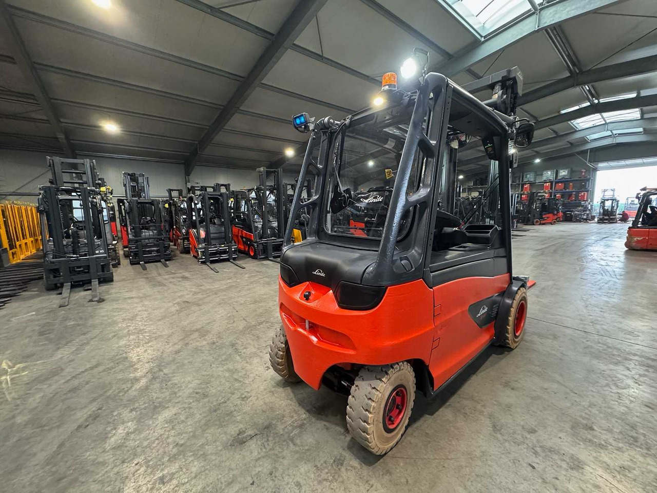 2018 LINDE E40 4.000KG 3.+4. VALVE FORK ADJUSTER ELECTRIC FORKLIFT BATTERY 51/2019 - Carretilla elevadora: foto 5 2018 LINDE E40 4.000KG 3.+4. VALVE FORK ADJUSTER ELECTRIC FORKLIFT BATTERY 51/2019 - Carretilla elevadora: foto 5