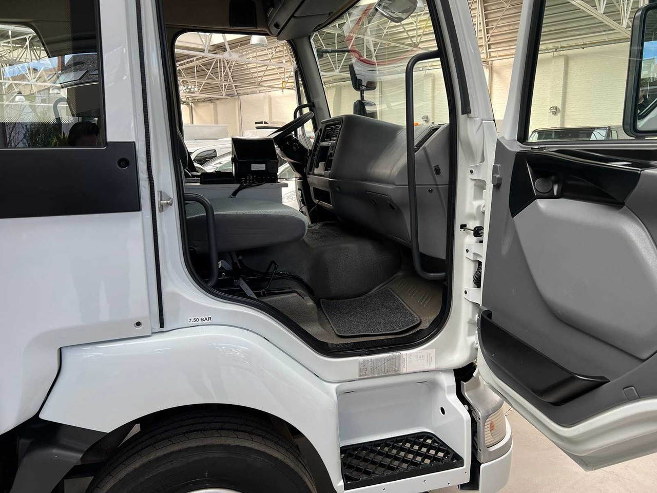 Camión 2006 RENAULT MIDLUM DOUBLE CAB TIPPER: foto 16 Camión 2006 RENAULT MIDLUM DOUBLE CAB TIPPER: foto 16