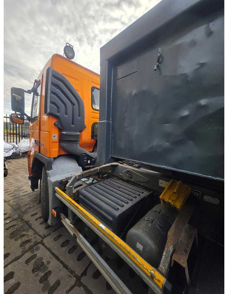 VOLVO - FM/FH - 6X 2R - HOOKLIFT TRUCK WITH CONTAINER - 2002 - Camión: foto 5 VOLVO - FM/FH - 6X 2R - HOOKLIFT TRUCK WITH CONTAINER - 2002 - Camión: foto 5