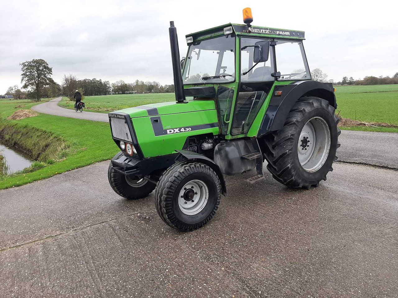 Deutz-Fahr DX 4.30 - Tractor: foto 2 Deutz-Fahr DX 4.30 - Tractor: foto 2