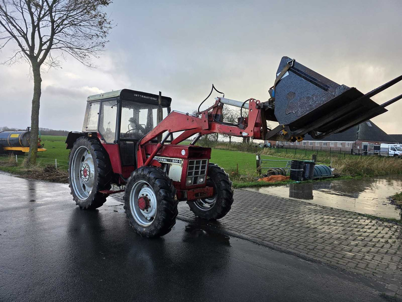 INTERNATIONAL 844-S ALL-WHEEL DRIVE FARM TRACTOR - Tractor: foto 2 INTERNATIONAL 844-S ALL-WHEEL DRIVE FARM TRACTOR - Tractor: foto 2