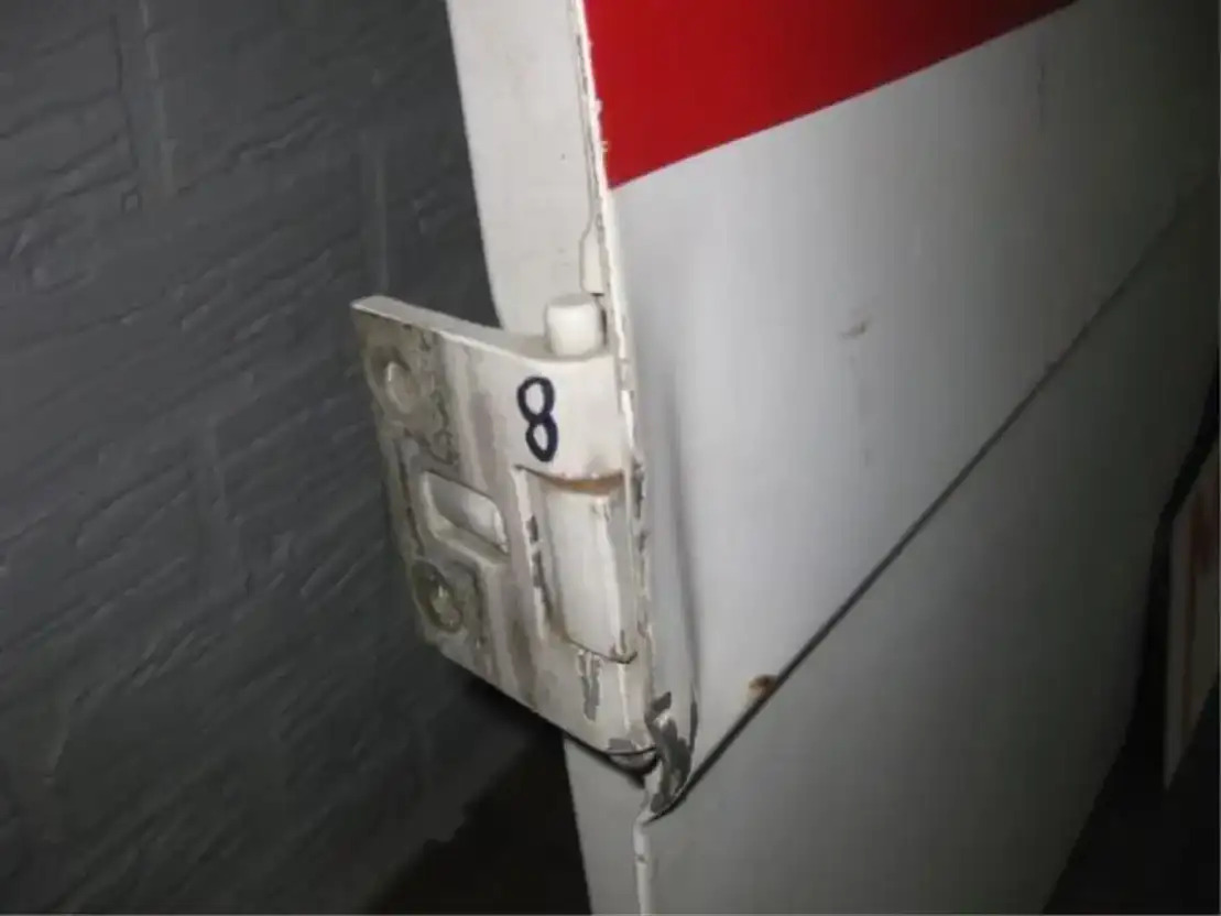 Mercedes-Benz Portier 1524 links - Cabina e interior para Camión: foto 1 Mercedes-Benz Portier 1524 links - Cabina e interior para Camión: foto 1