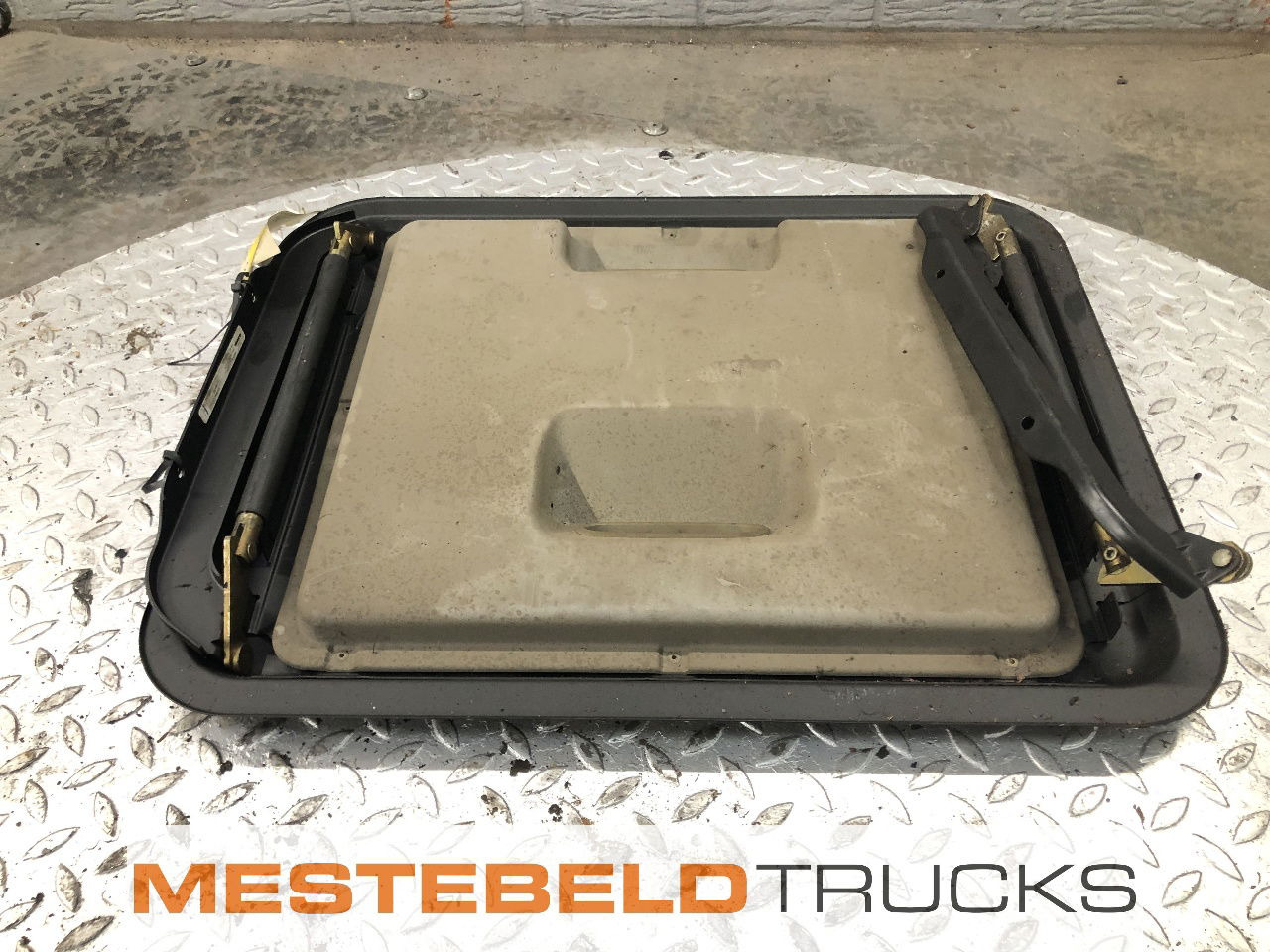 Scania Dakluik P94 - Cabina e interior para Camión: foto 2 Scania Dakluik P94 - Cabina e interior para Camión: foto 2