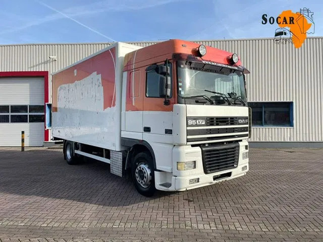 DAF XF 95.380 Euro 2 Manual-Gear - Camión caja cerrada: foto 1 DAF XF 95.380 Euro 2 Manual-Gear - Camión caja cerrada: foto 1