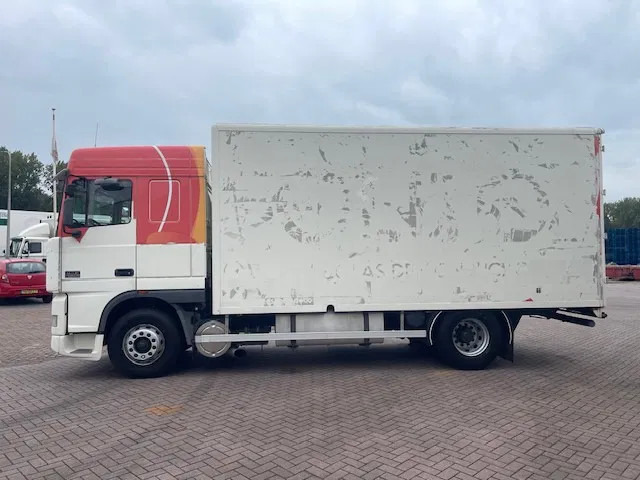 DAF XF 95.380 Euro 2 Manual-Gear - Camión caja cerrada: foto 3 DAF XF 95.380 Euro 2 Manual-Gear - Camión caja cerrada: foto 3