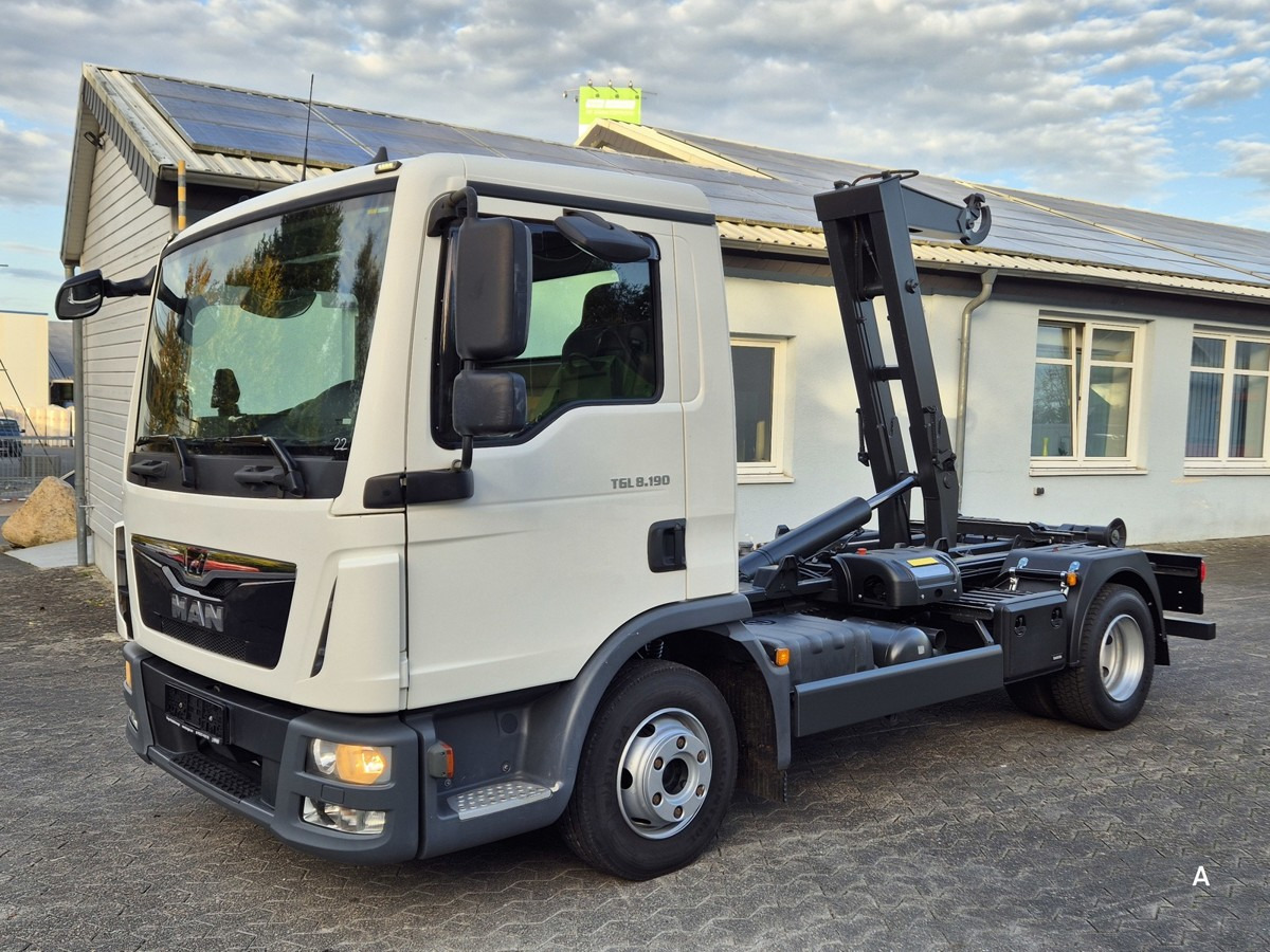 MAN TGL 8.190 BL City Abrollkipper Aut., 2 x AHK sof - Camión multibasculante: foto 1 MAN TGL 8.190 BL City Abrollkipper Aut., 2 x AHK sof - Camión multibasculante: foto 1