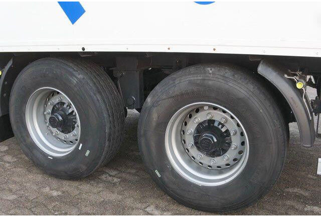 Sommer 2-Achser, elektr. Rolltor, BPW, 11.000mm lang - Semirremolque caja cerrada: foto 4 Sommer 2-Achser, elektr. Rolltor, BPW, 11.000mm lang - Semirremolque caja cerrada: foto 4