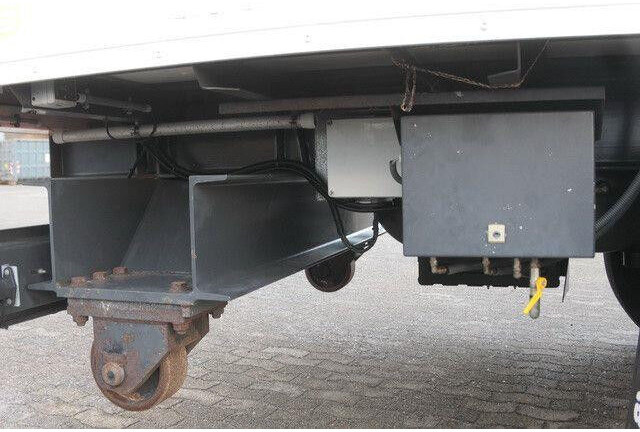 Sommer 2-Achser, elektr. Rolltor, BPW, 11.000mm lang - Semirremolque caja cerrada: foto 5 Sommer 2-Achser, elektr. Rolltor, BPW, 11.000mm lang - Semirremolque caja cerrada: foto 5