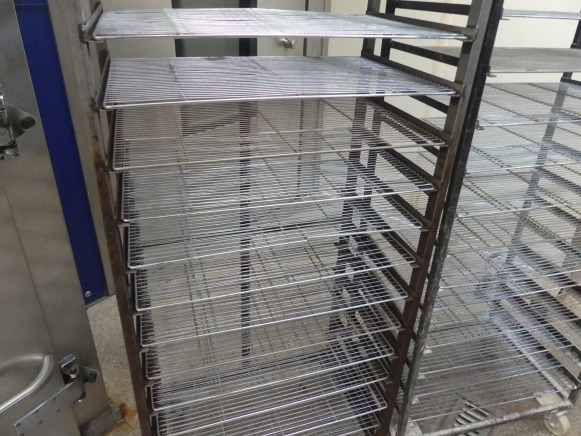 2 Chariots avec grilles 60x40 cm - Maquinaria de panadería: foto 4 2 Chariots avec grilles 60x40 cm - Maquinaria de panadería: foto 4