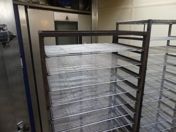 2 Chariots avec grilles 60x40 cm - Maquinaria de panadería: foto 3 2 Chariots avec grilles 60x40 cm - Maquinaria de panadería: foto 3