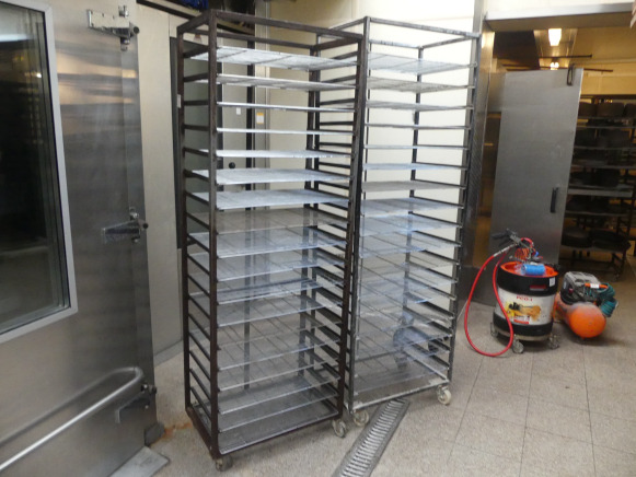 2 Chariots avec grilles 60x40 cm - Maquinaria de panadería: foto 2 2 Chariots avec grilles 60x40 cm - Maquinaria de panadería: foto 2