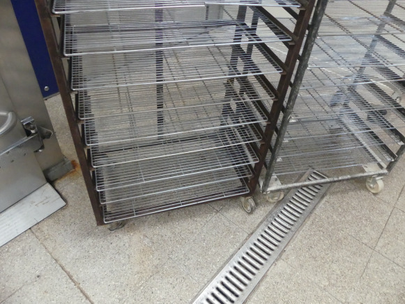 2 Chariots avec grilles 60x40 cm - Maquinaria de panadería: foto 5 2 Chariots avec grilles 60x40 cm - Maquinaria de panadería: foto 5
