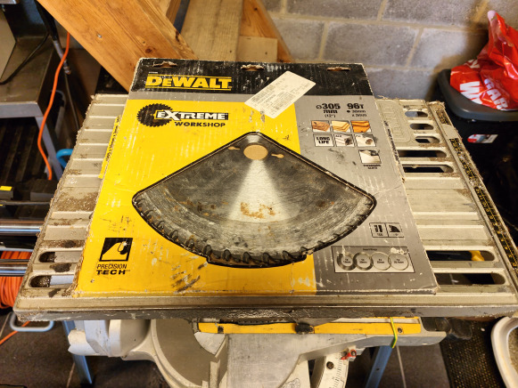 Scie à onglet DEWALT D27111 - Máquina para metal: foto 4 Scie à onglet DEWALT D27111 - Máquina para metal: foto 4