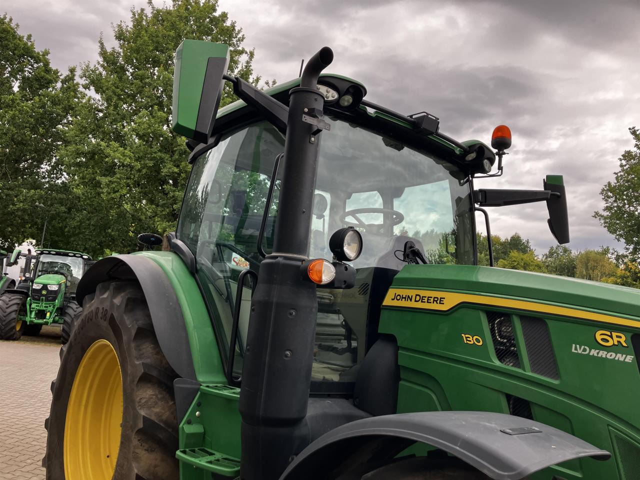 John Deere 6R 130 - Tractor: foto 2 John Deere 6R 130 - Tractor: foto 2