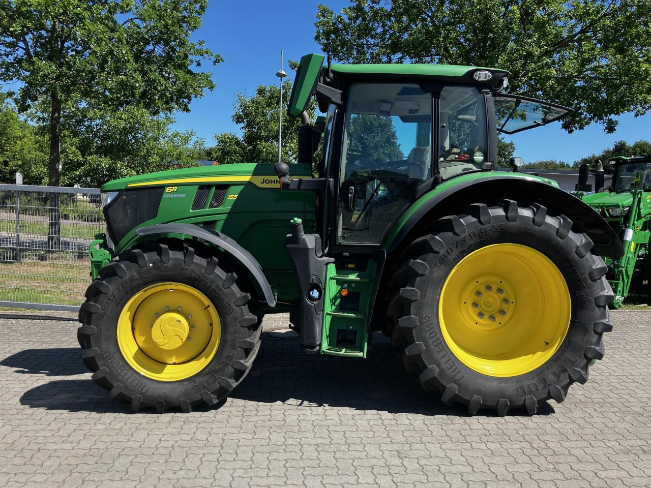 John Deere 6R 155 - Tractor: foto 1 John Deere 6R 155 - Tractor: foto 1