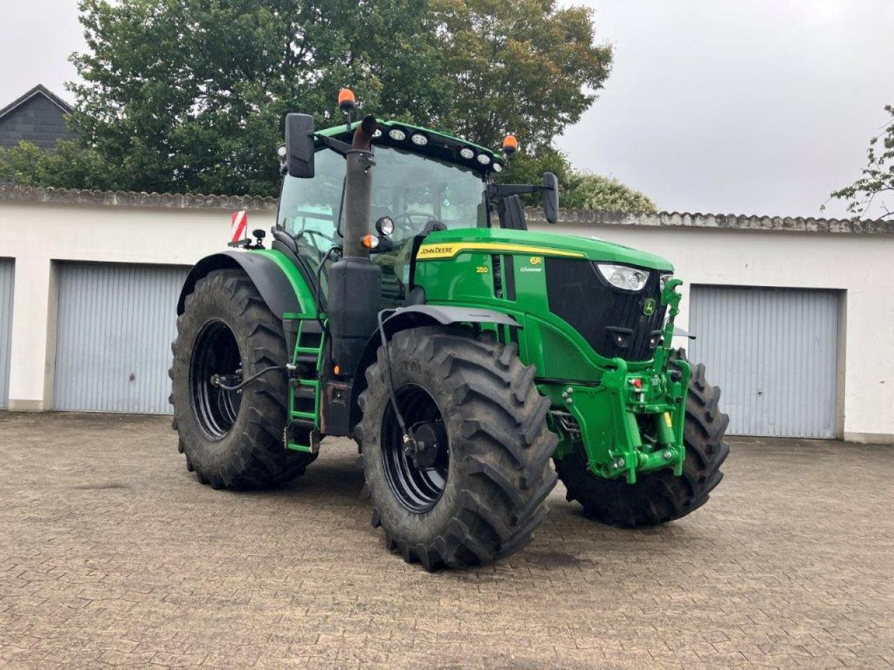 John Deere 6R 250 - Tractor: foto 2 John Deere 6R 250 - Tractor: foto 2