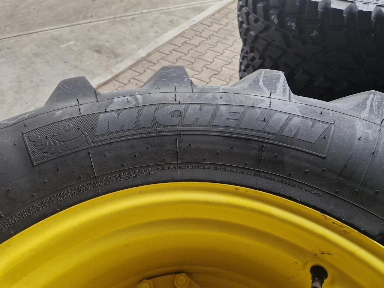 Michelin 420/70R24 - Neumático para Maquinaria agrícola: foto 3 Michelin 420/70R24 - Neumático para Maquinaria agrícola: foto 3