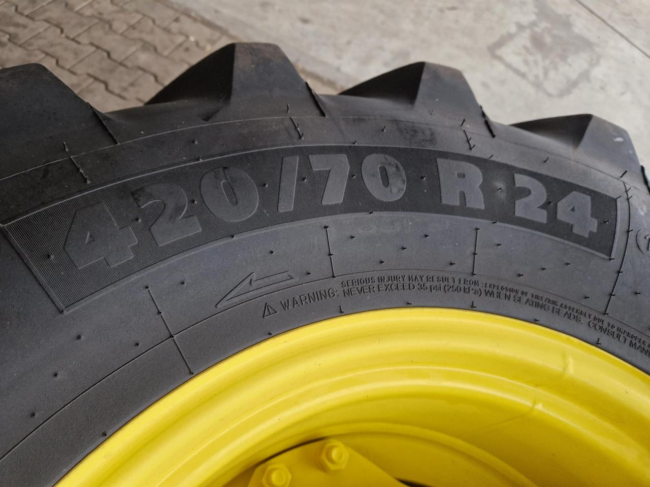 Michelin 420/70R24 - Neumático para Maquinaria agrícola: foto 2 Michelin 420/70R24 - Neumático para Maquinaria agrícola: foto 2