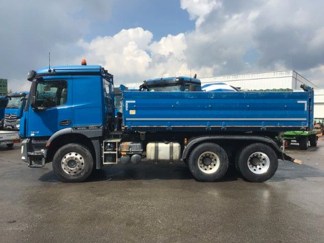 Mercedes-Benz Arocs 2643 6x4 Retarder Meiller 3-Seiten AHK Bet - Camión volquete: foto 2 Mercedes-Benz Arocs 2643 6x4 Retarder Meiller 3-Seiten AHK Bet - Camión volquete: foto 2