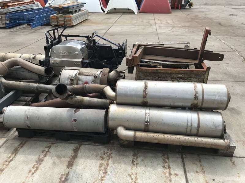 DAF DIVERSEN UITLAATDELEN - Sistema de escape para Camión: foto 2 DAF DIVERSEN UITLAATDELEN - Sistema de escape para Camión: foto 2