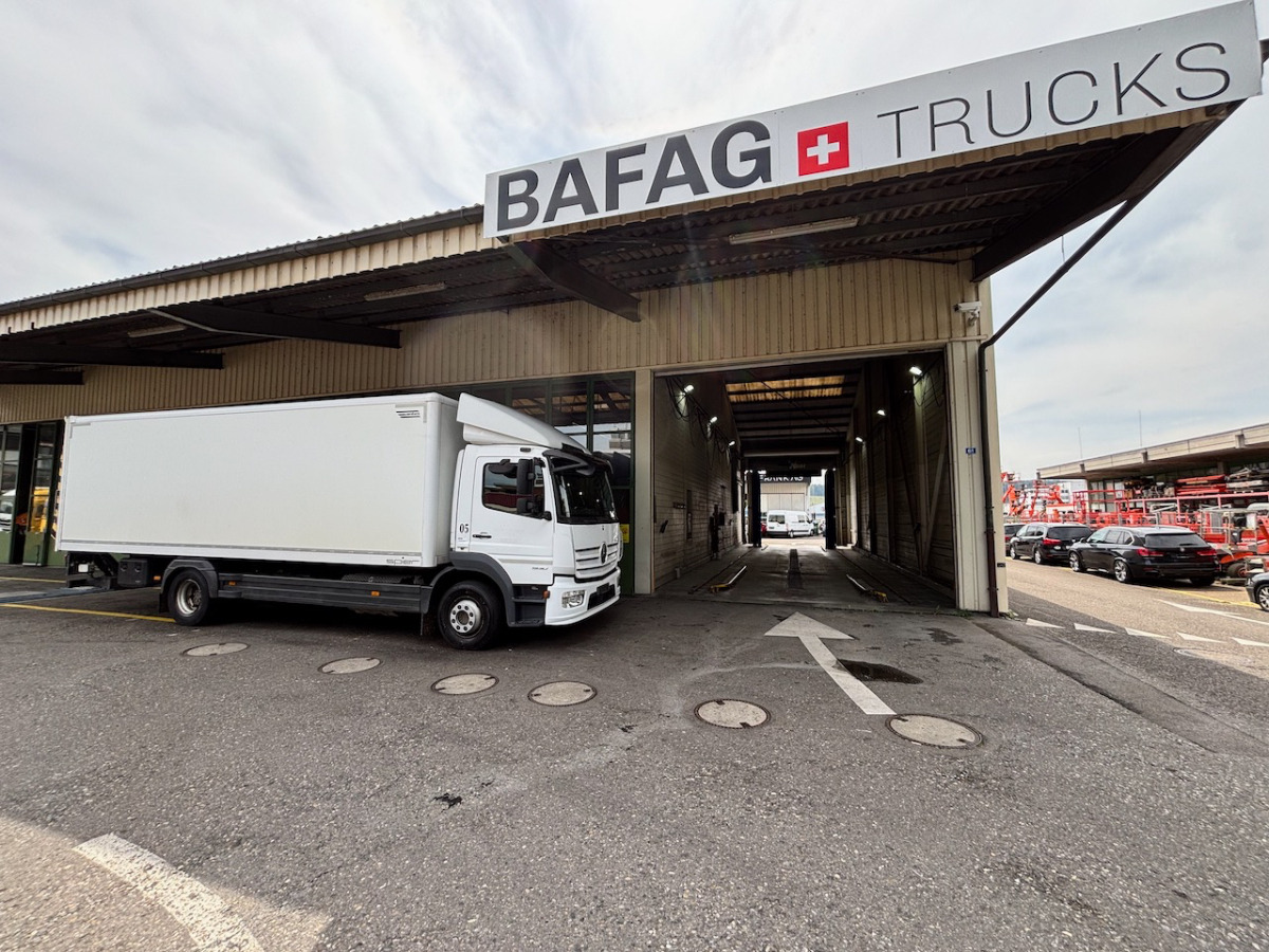 MERCEDES Atego 1530 - Camión caja cerrada: foto 2 MERCEDES Atego 1530 - Camión caja cerrada: foto 2