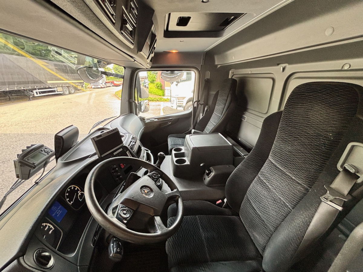 MERCEDES Atego 1530 - Camión caja cerrada: foto 4 MERCEDES Atego 1530 - Camión caja cerrada: foto 4