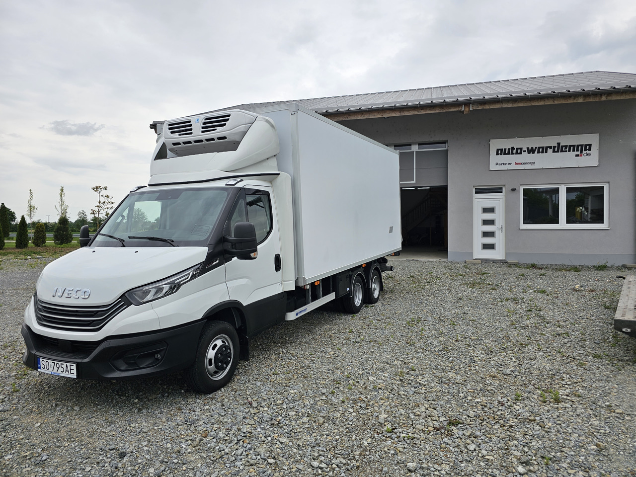 IVECO Daily BE-Truck 35S18H A8 180 PS Kühlkoffer 7.000kg Gesamtgewicht - Camión frigorífico: foto 1 IVECO Daily BE-Truck 35S18H A8 180 PS Kühlkoffer 7.000kg Gesamtgewicht - Camión frigorífico: foto 1