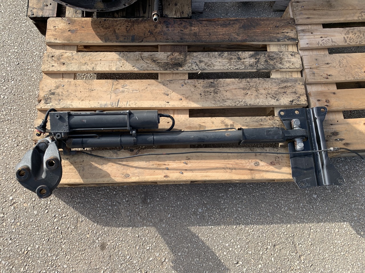 ELECTRIC HYDRAULIC CYLINDER USED FOR CAB TILTING ACTROS MP4 - Hidráulica para Camión: foto 1 ELECTRIC HYDRAULIC CYLINDER USED FOR CAB TILTING ACTROS MP4 - Hidráulica para Camión: foto 1