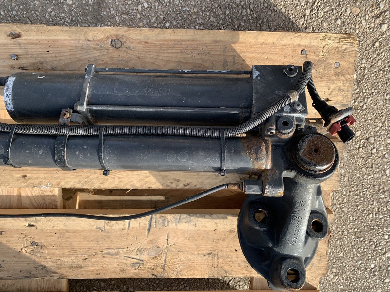 ELECTRIC HYDRAULIC CYLINDER USED FOR CAB TILTING ACTROS MP4 - Hidráulica para Camión: foto 3 ELECTRIC HYDRAULIC CYLINDER USED FOR CAB TILTING ACTROS MP4 - Hidráulica para Camión: foto 3