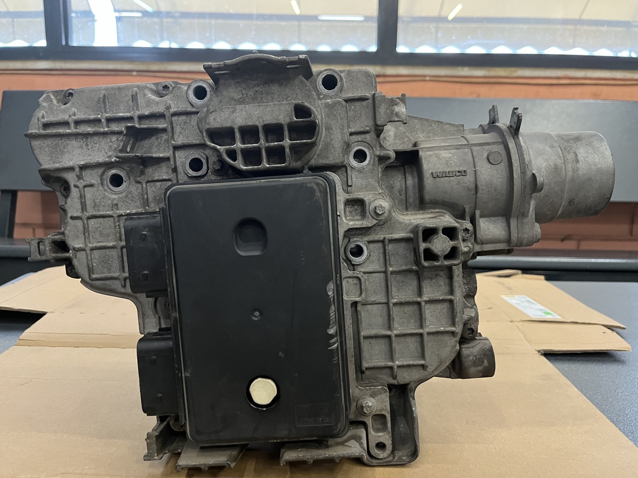 TRANSMISSION POSITIONER SHIFTING CYLINDER WITH CONTROL MODULE G211-12-ACTROS MP4 - Caja de cambios y piezas para Camión: foto 2 TRANSMISSION POSITIONER SHIFTING CYLINDER WITH CONTROL MODULE G211-12-ACTROS MP4 - Caja de cambios y piezas para Camión: foto 2