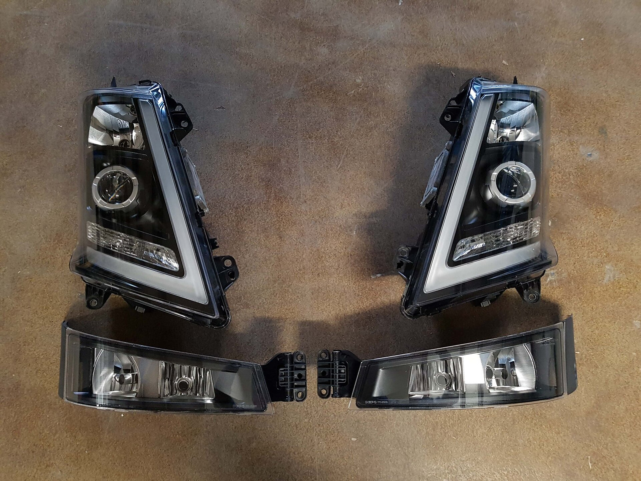 COMPLETE SET VOOR VOLVO FH4 (FH16 LOOK) DEPO XENON KOPLAMPEN + MISTLAMPEN LINKS EN RECHTS. 000126 - Faro antiniebla para Camión: foto 1 COMPLETE SET VOOR VOLVO FH4 (FH16 LOOK) DEPO XENON KOPLAMPEN + MISTLAMPEN LINKS EN RECHTS. 000126 - Faro antiniebla para Camión: foto 1