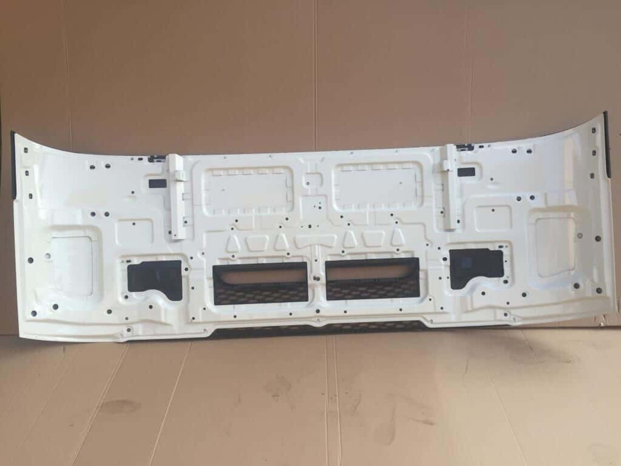 VOLVO FH4 MOTORKAP GEBRUIKT 82360122U - Parrilla para Camión: foto 4 VOLVO FH4 MOTORKAP GEBRUIKT 82360122U - Parrilla para Camión: foto 4