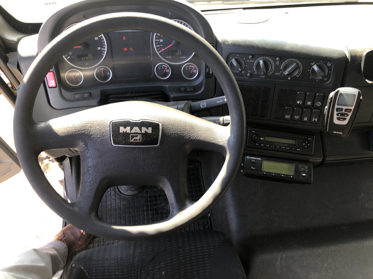 Camión frigorífico para transporte de alimentos MAN TGM 18.340 caisse FRIGORIFIQUE: foto 7