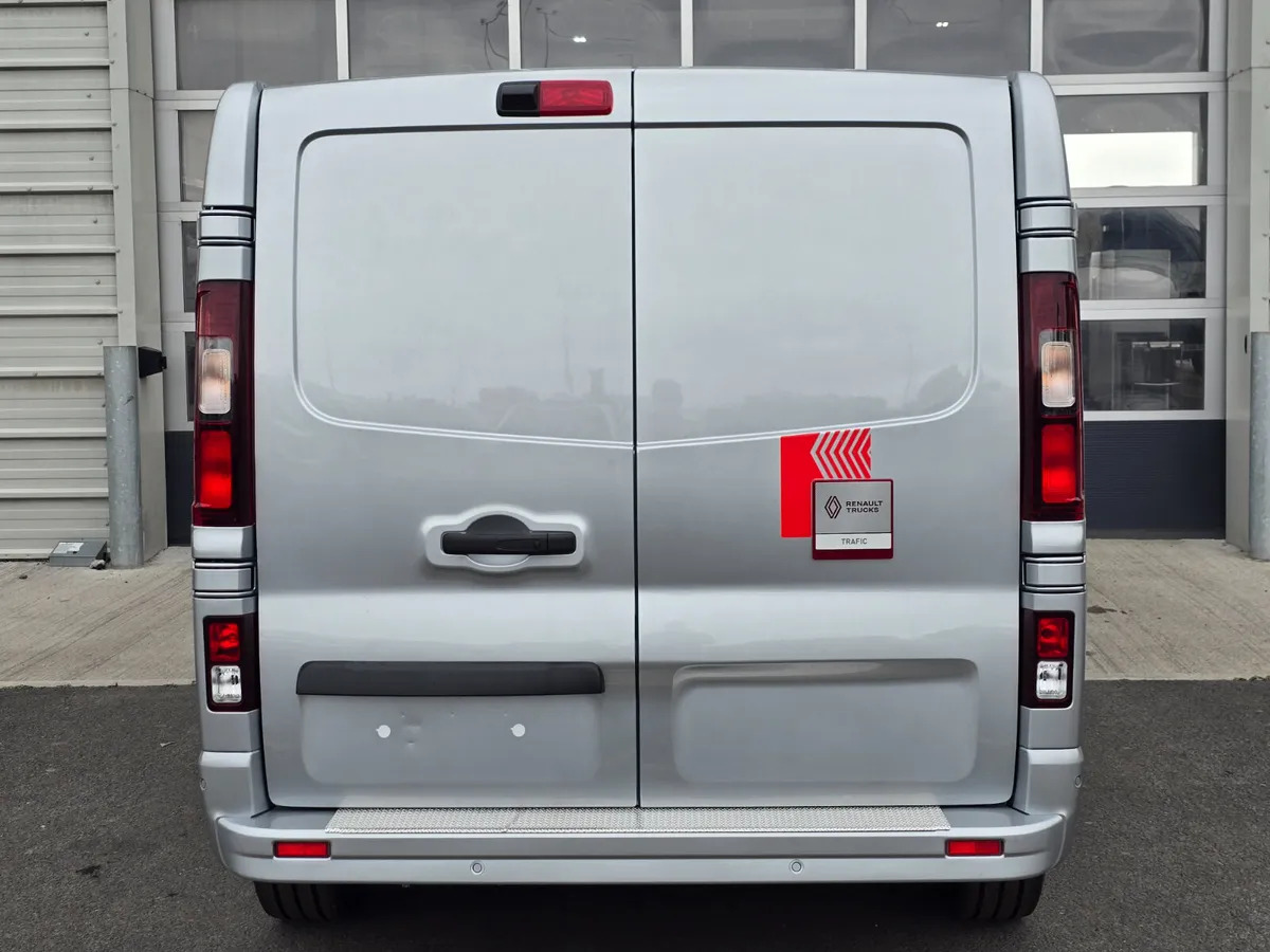NEW Renault Trafic Exclusive 170BHP/150BHP Auto Highland Silver - Furgón: foto 3 NEW Renault Trafic Exclusive 170BHP/150BHP Auto Highland Silver - Furgón: foto 3