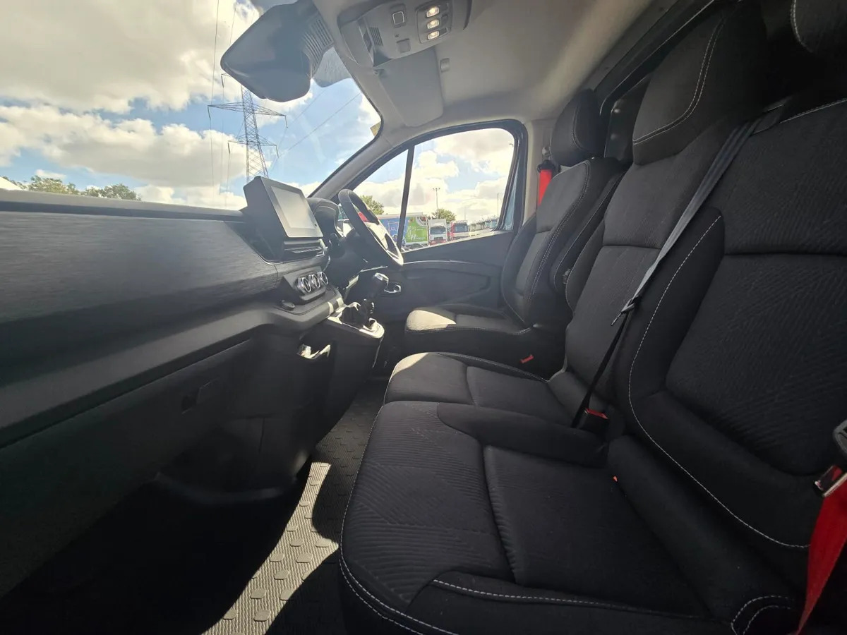NEW Renault Trafic Exclusive 170BHP/150BHP Manual White - Furgón: foto 5 NEW Renault Trafic Exclusive 170BHP/150BHP Manual White - Furgón: foto 5