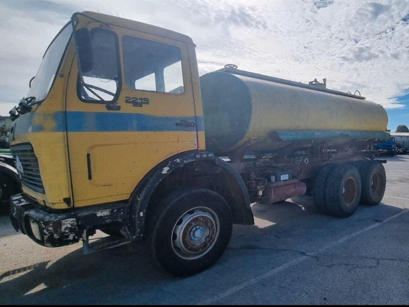 Mercedes-Benz 2219 6x4 Vízszállító Tartálykocsi - Camión cisterna: foto 2 Mercedes-Benz 2219 6x4 Vízszállító Tartálykocsi - Camión cisterna: foto 2