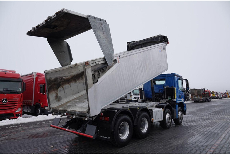 Mercedes-Benz AROCS 3243 / 8x4 / WYWROTKA 20m3 / TYLNOZSYP / EURO 6 / OPONY 10 - Camión volquete: foto 4 Mercedes-Benz AROCS 3243 / 8x4 / WYWROTKA 20m3 / TYLNOZSYP / EURO 6 / OPONY 10 - Camión volquete: foto 4