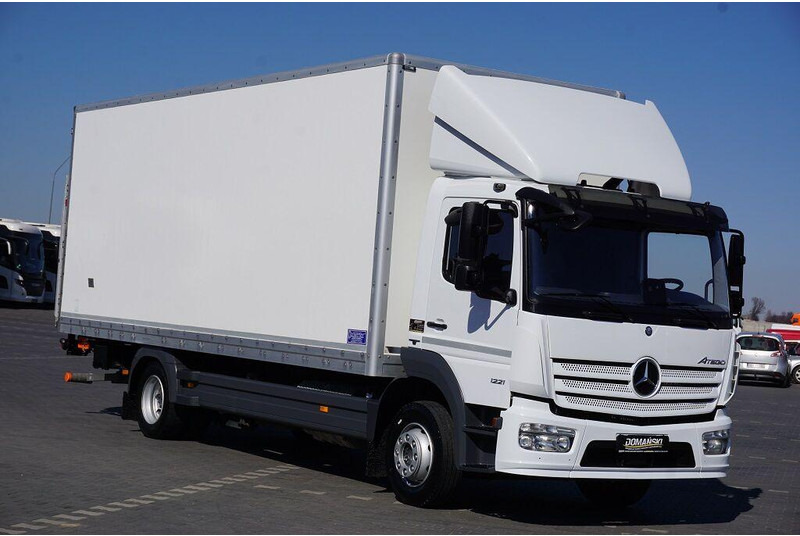 Mercedes-Benz ATEGO / 1221 / ACC / EURO 6 / KONTENER + WINDA / 17 PALET - Camión caja cerrada: foto 1 Mercedes-Benz ATEGO / 1221 / ACC / EURO 6 / KONTENER + WINDA / 17 PALET - Camión caja cerrada: foto 1