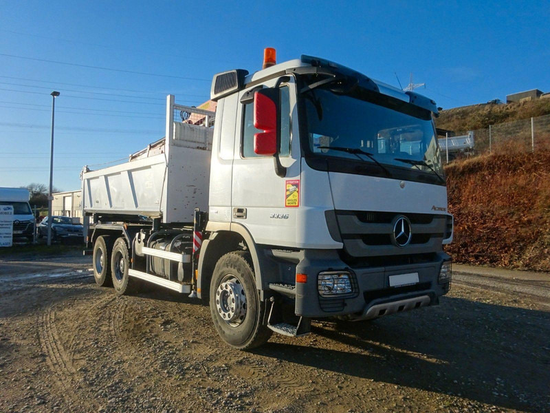Mercedes-Benz Actros 3336 6x4 Three sided Tipper + Crane FASSI F155A.0.22 - Camión volquete, Camión grúa: foto 2 Mercedes-Benz Actros 3336 6x4 Three sided Tipper + Crane FASSI F155A.0.22 - Camión volquete, Camión grúa: foto 2