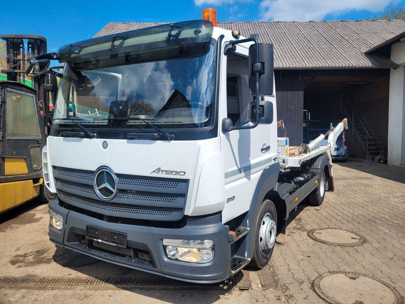 Mercedes-Benz Atego 818 Skip loader - Camión portacontenedor de cadenas: foto 1 Mercedes-Benz Atego 818 Skip loader - Camión portacontenedor de cadenas: foto 1