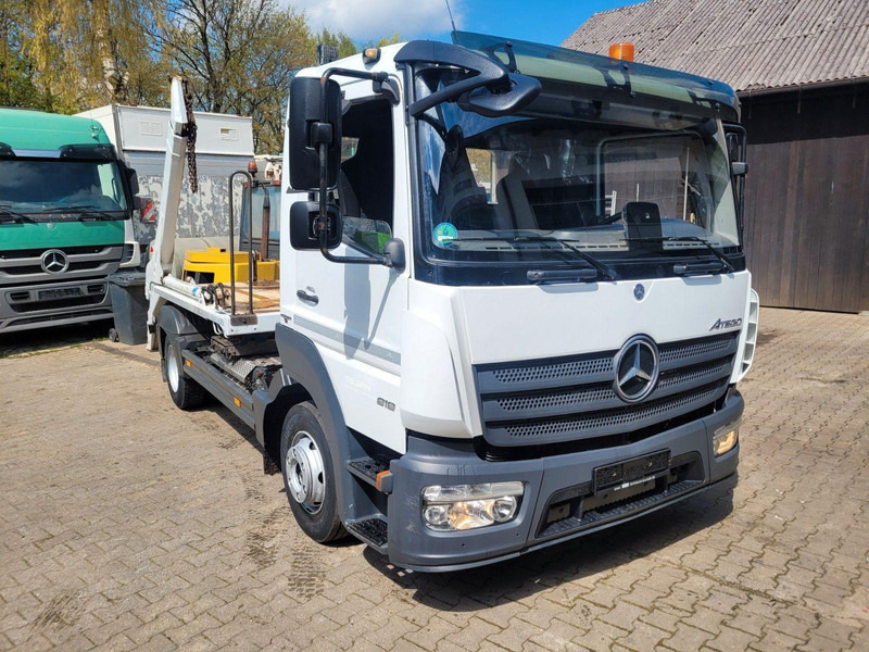 Mercedes-Benz Atego 818 Skip loader - Camión portacontenedor de cadenas: foto 2 Mercedes-Benz Atego 818 Skip loader - Camión portacontenedor de cadenas: foto 2
