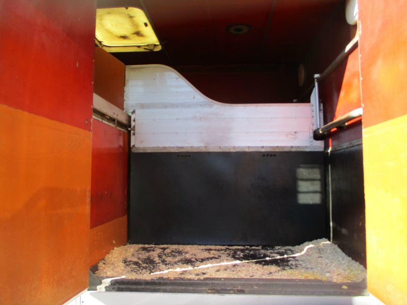 Arrendamiento de Mercedes-Benz Axor 1833 - Horse transporter Mercedes-Benz Axor 1833 - Horse transporter: foto 6