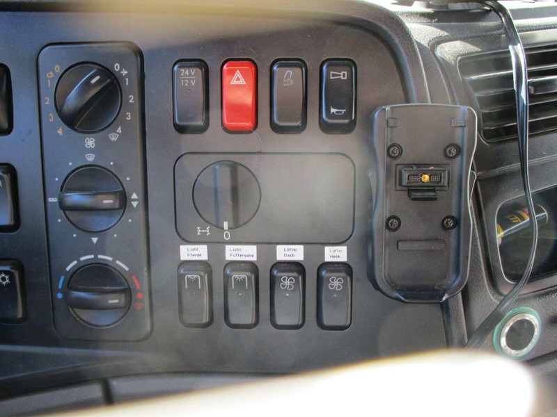 Arrendamiento de Mercedes-Benz Axor 1833 - Horse transporter Mercedes-Benz Axor 1833 - Horse transporter: foto 16