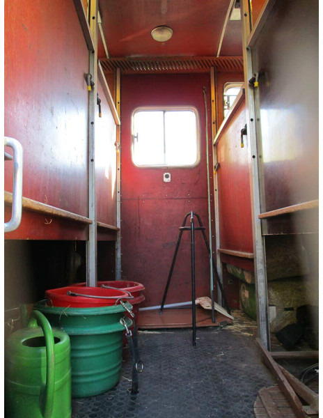 Arrendamiento de Mercedes-Benz Axor 1833 - Horse transporter Mercedes-Benz Axor 1833 - Horse transporter: foto 8