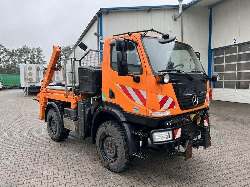 Mercedes-Benz Unimog U 20 4x4 Skip loader - Camión portacontenedor de cadenas: foto 1 Mercedes-Benz Unimog U 20 4x4 Skip loader - Camión portacontenedor de cadenas: foto 1