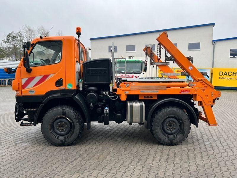 Mercedes-Benz Unimog U 20 4x4 Skip loader - Camión portacontenedor de cadenas: foto 4 Mercedes-Benz Unimog U 20 4x4 Skip loader - Camión portacontenedor de cadenas: foto 4