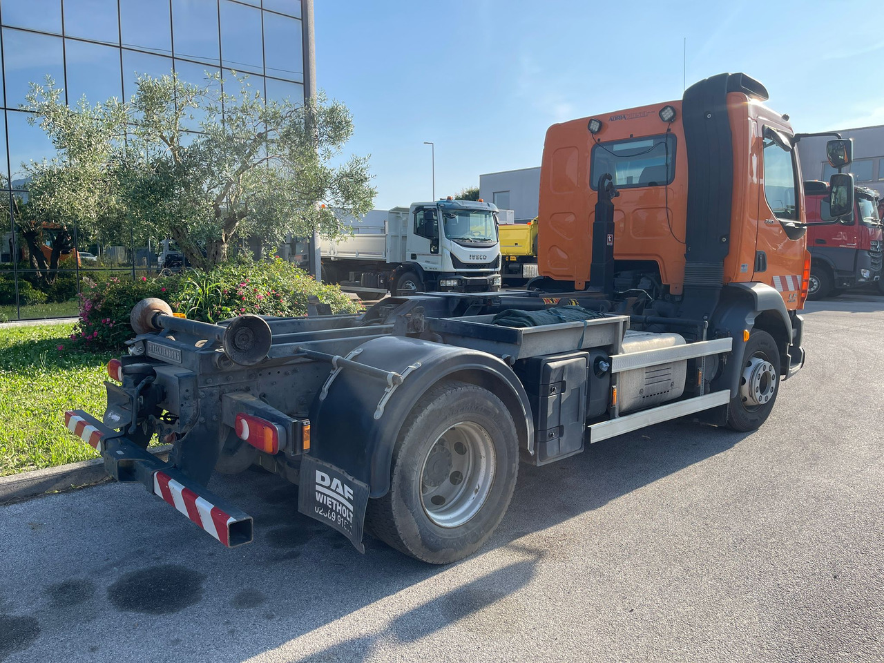 DAF LF280LE - Camión multibasculante: foto 3 DAF LF280LE - Camión multibasculante: foto 3